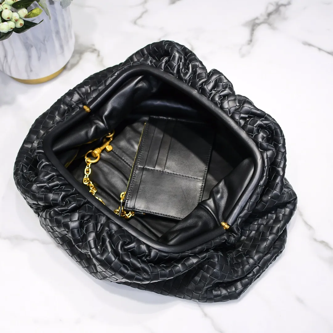 Real shot🔥🔥The counterattack of the popular Bottega Veneta started with this series of cloud bags, which went viral in the fashion circle and started a craze! Out of stock, out of stock, out of stock... One piece is hard to find, super hard to buy, regardless of age, season, or occasion. Very classy. Really, if you carry this on the road, it will turn heads! This is also the reason why this series is so expensive. Large size: 38*20*8.5cm [Big Cloud Weaving]